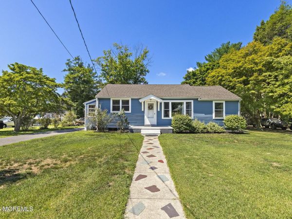 16 S Maple Avenue, Tuckerton, NJ 08087
