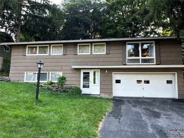 302 Oakridge Drive , Camillus, NY 13031