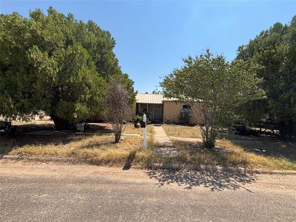 649 Avenue F, Hamlin, TX 79520