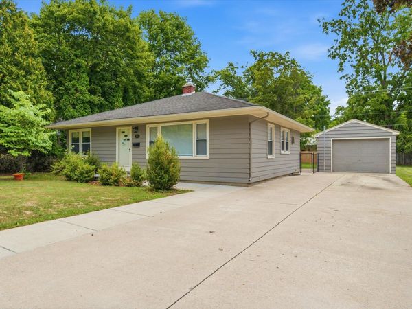 563 W Middle Street, Chelsea, MI 48118