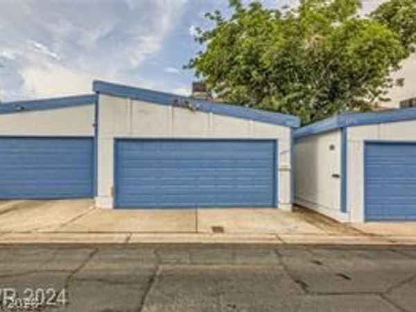 4232 Kona Coast Way , Las Vegas, NV 89121