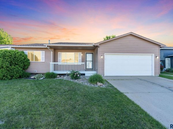 529 S Whitewood Ave, Sioux Falls, SD 57106