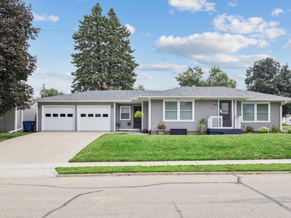 1221 S 10TH Street , Clinton, IA 52732