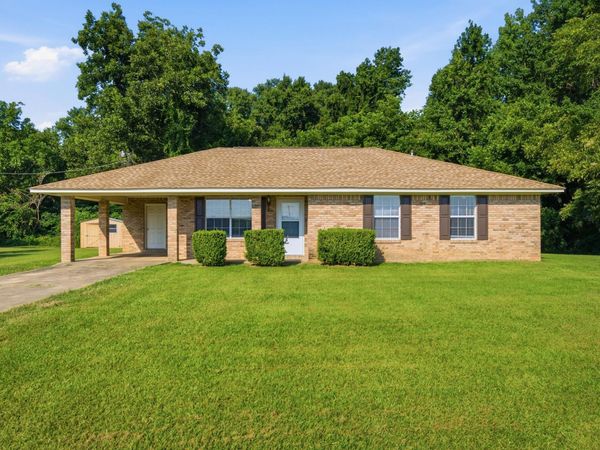 7 Price Ln., Collins, MS 39428