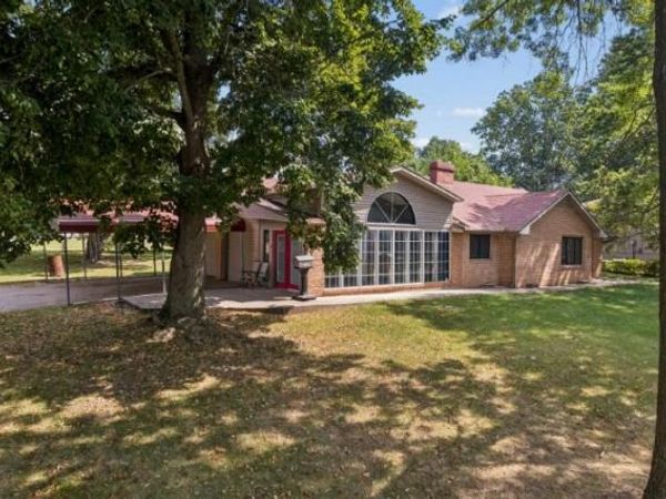 301 E Walnut Street, Aurora, MO 65605