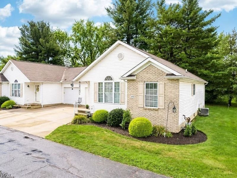 142 Carly Court, Hartville, OH 44632 Photo 2