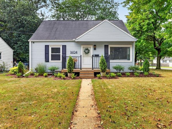1604 Roseland Avenue, Kalamazoo, MI 49001