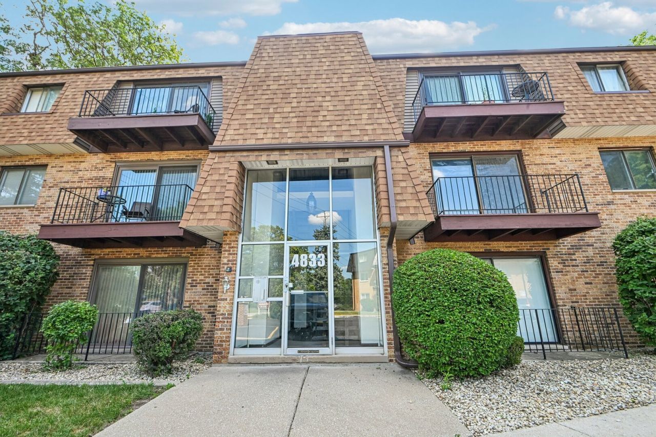 4833 W 109th Street, Unit 203, Oak Lawn, IL 60453 Main Photo