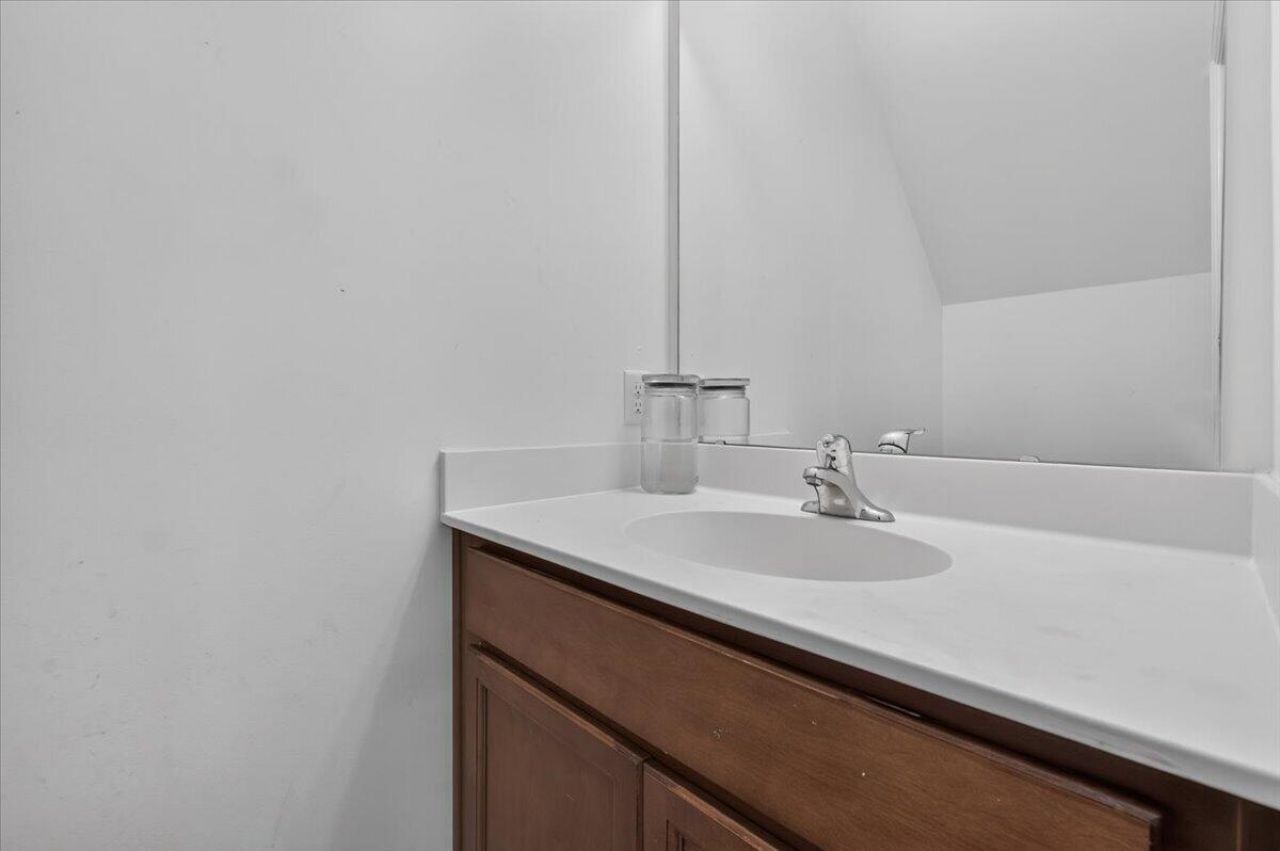 417 Viceroy Photo 8