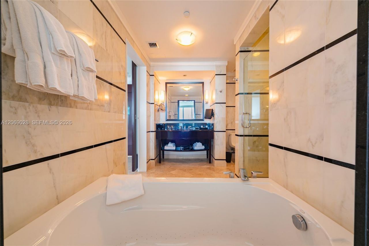 4391 Collins Ave , Unit 1015, Miami Beach, FL 33140 Photo