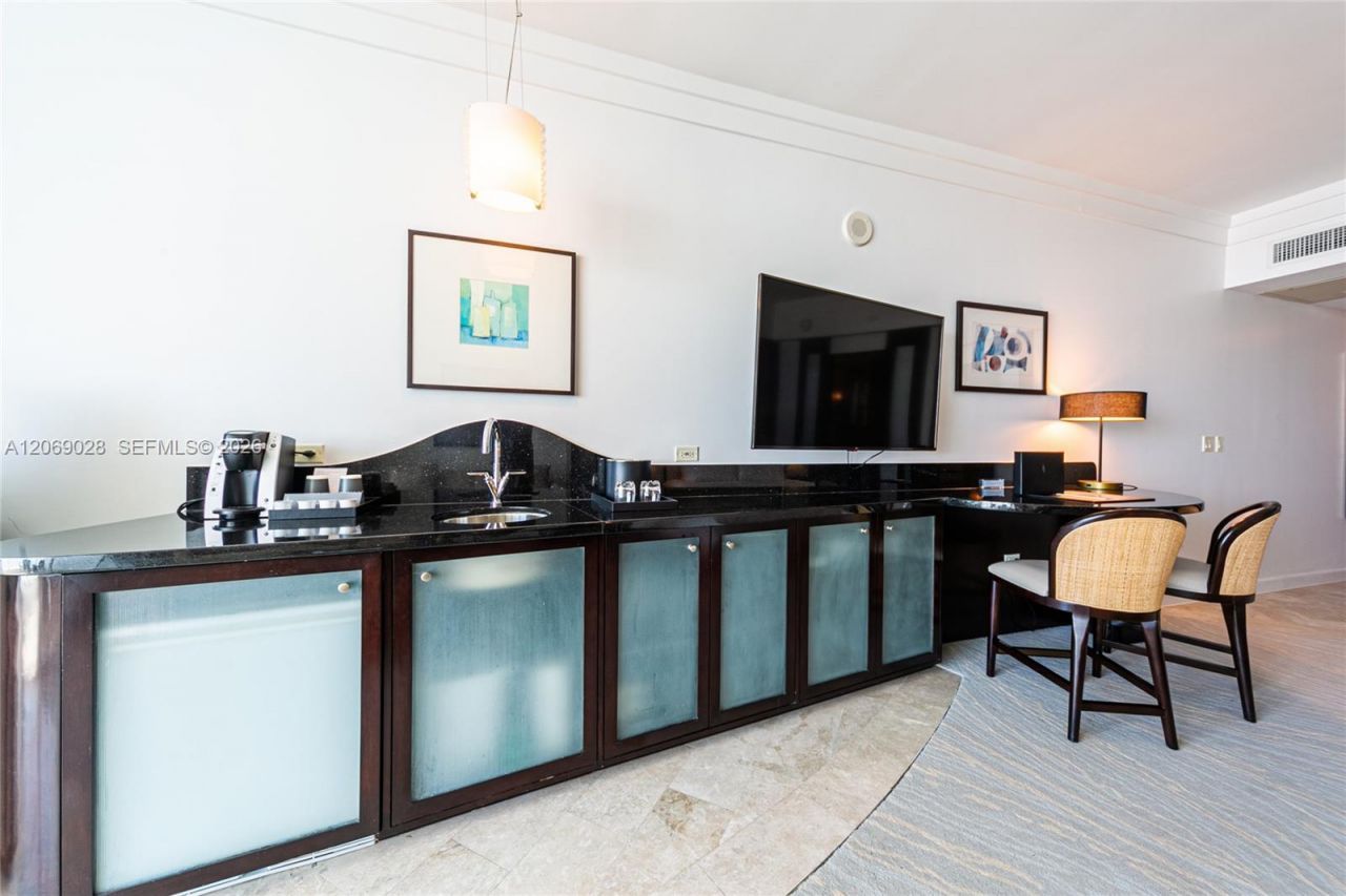 4391 Collins Ave , Unit 1015, Miami Beach, FL 33140 Photo