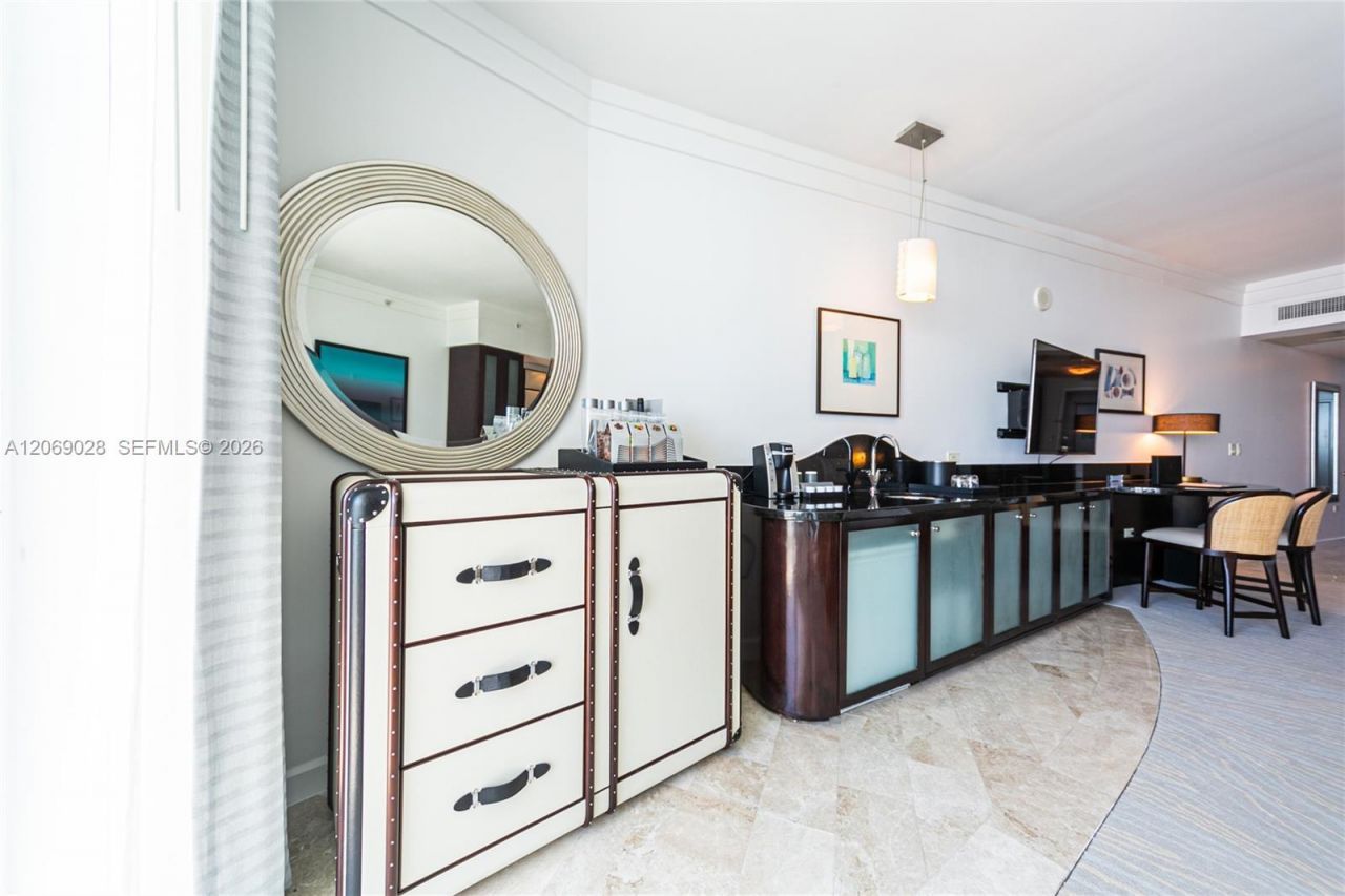 4391 Collins Ave , Unit 1015, Miami Beach, FL 33140 Photo