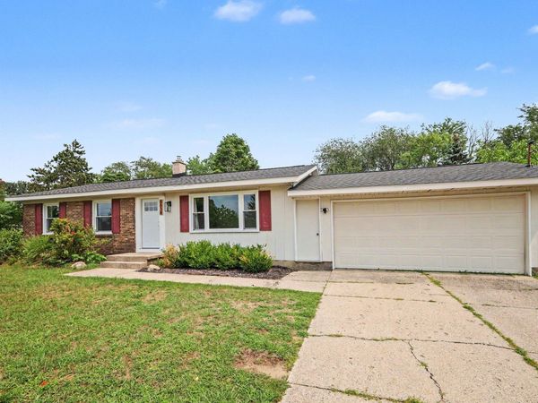 6838 Bonnie Avenue SE, Grand Rapids, MI 49508