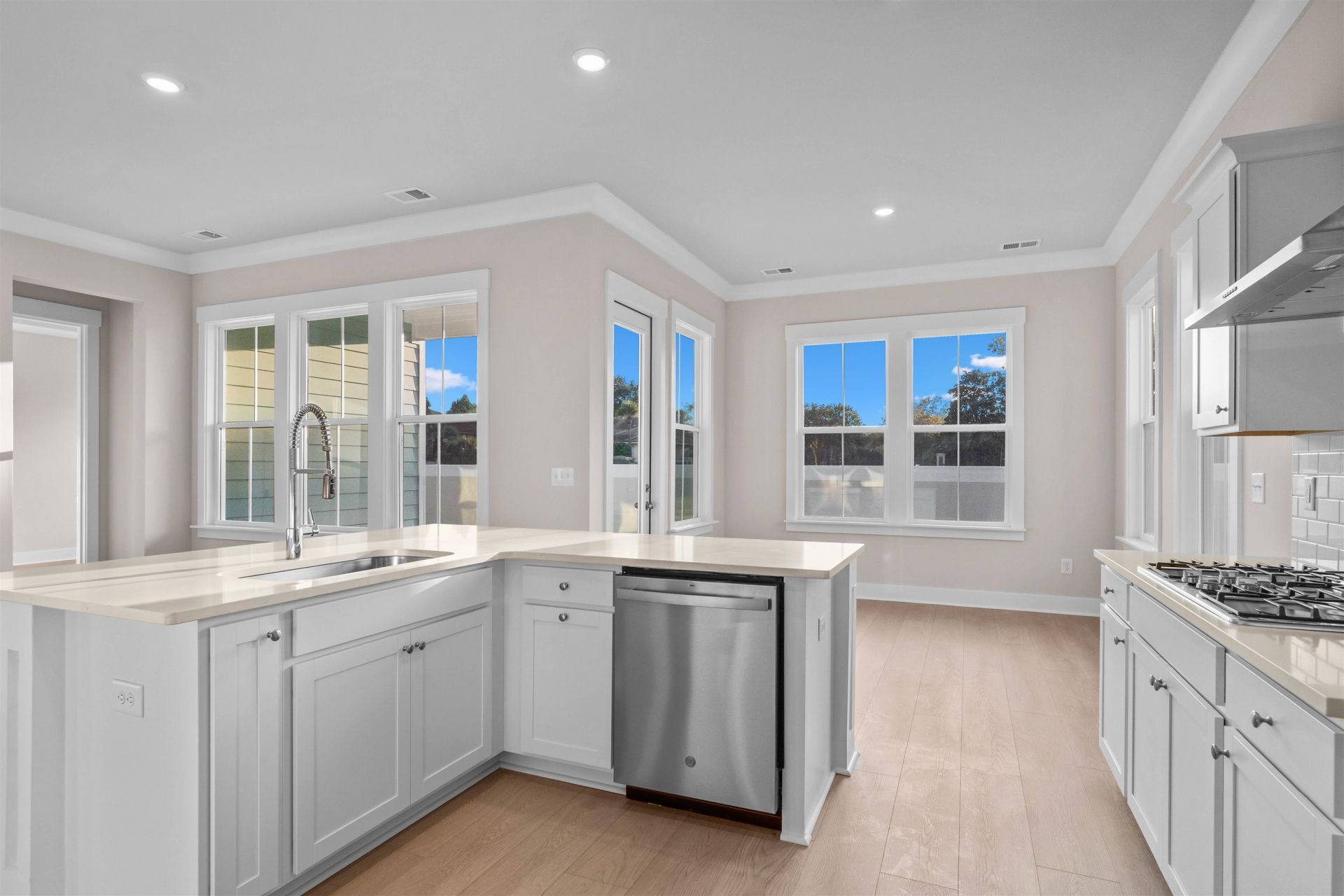 316 Colonnade Ave Photo 6