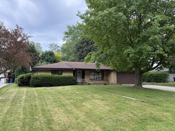 8414 S Verdev DRIVE, Oak Creek, WI 53154