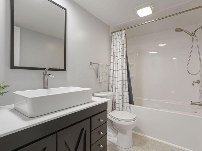 952 Chatham Lane, Unit D, Columbus, OH 43221 Photo 13
