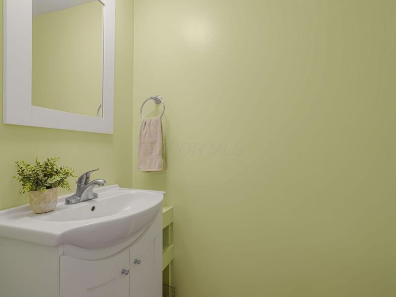 952 Chatham Lane, Unit D, Columbus, OH 43221 Photo 17