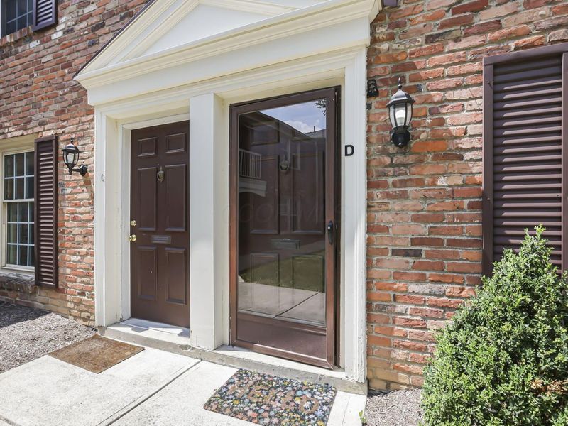 952 Chatham Lane, Unit D, Columbus, OH 43221 Photo 2