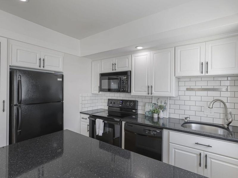 952 Chatham Lane, Unit D, Columbus, OH 43221 Photo 3