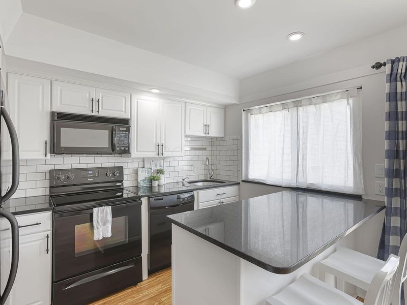 952 Chatham Lane, Unit D, Columbus, OH 43221 Photo 4