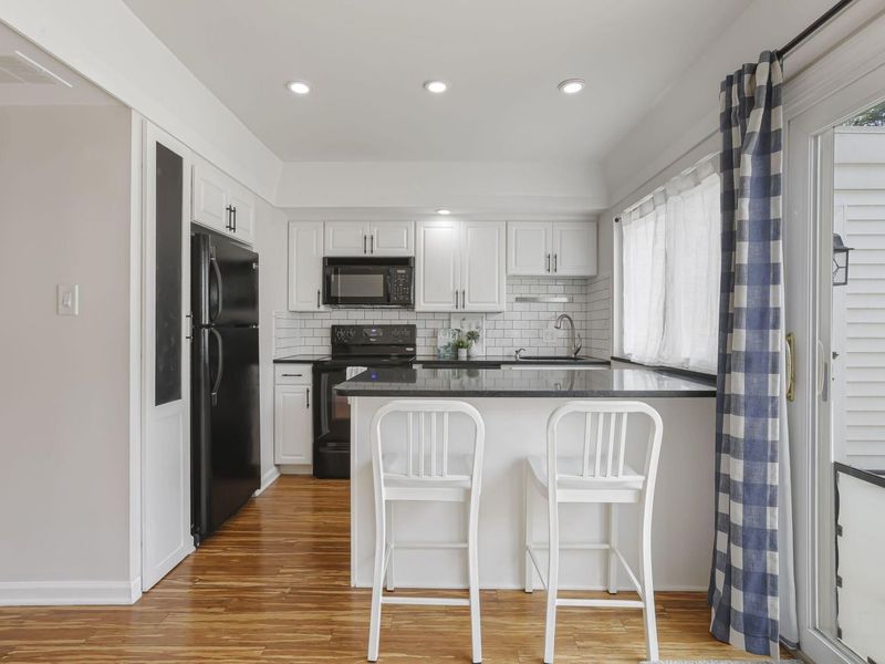 952 Chatham Lane, Unit D, Columbus, OH 43221 Photo 5