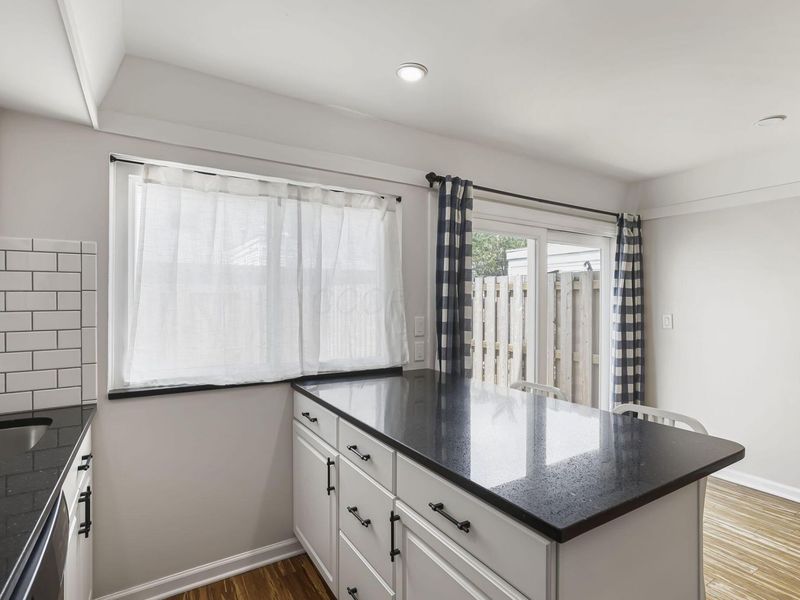 952 Chatham Lane, Unit D, Columbus, OH 43221 Photo 6