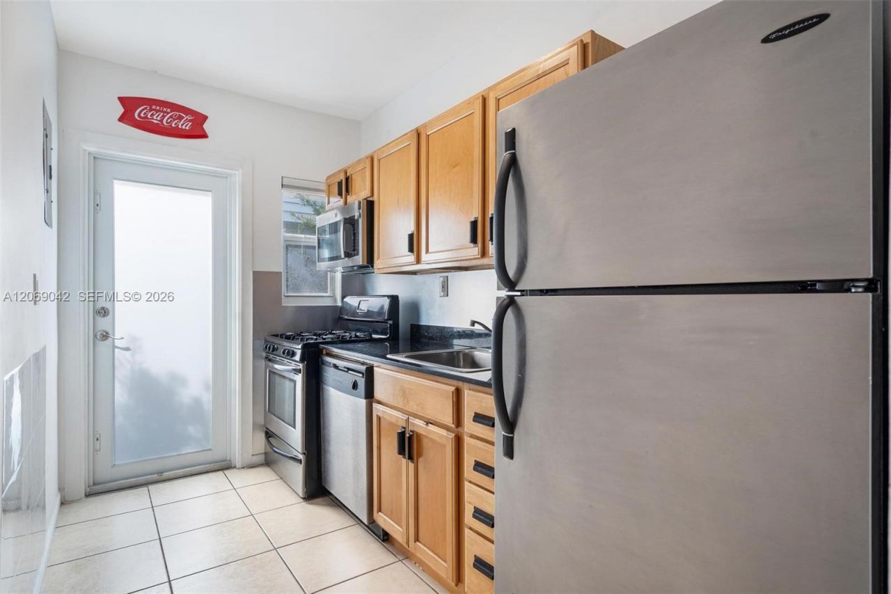 7207 Bay Dr , Unit 11, Miami Beach, FL 33141 Photo