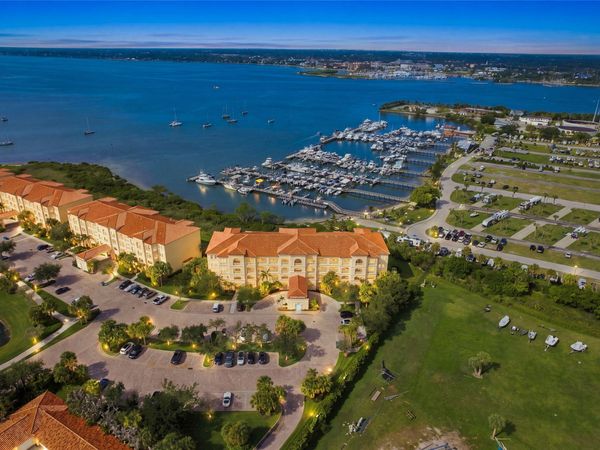 34 HARBOUR ISLE Drive W, Unit PH05, Fort Pierce, FL 34949