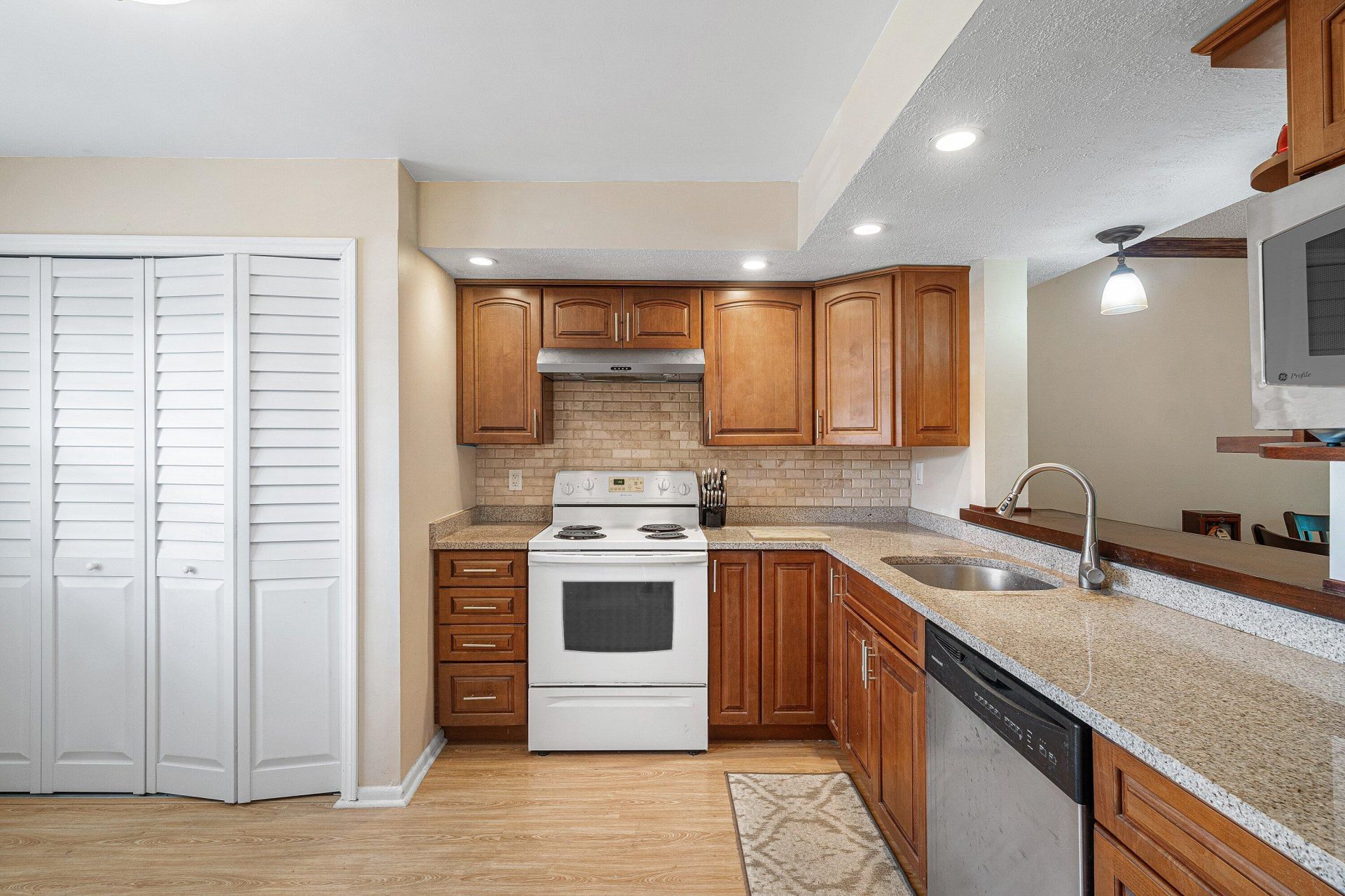 7610 NW 18th Street, Unit 102, Margate, FL 33063 Photo