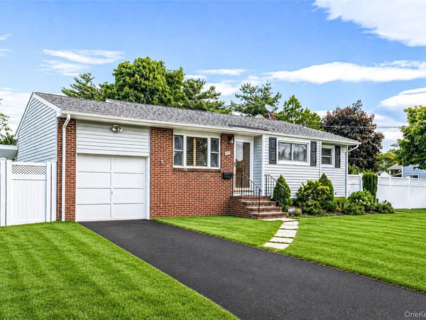 25 Merritt Street , Lindenhurst, NY 11757