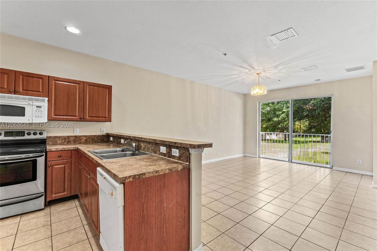 2004 Freeport Ln , Unit 4106, Riviera Beach, FL 33404 Photo