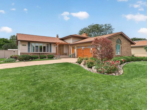 9838 Redbud Road, Munster, IN 46321