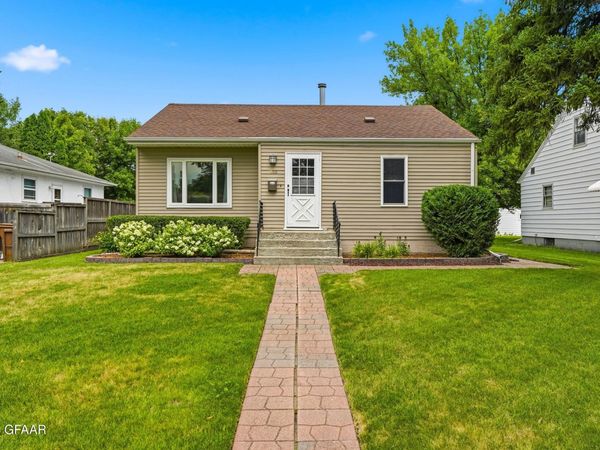 610 12TH Street NW, East Grand Forks, MN 56721