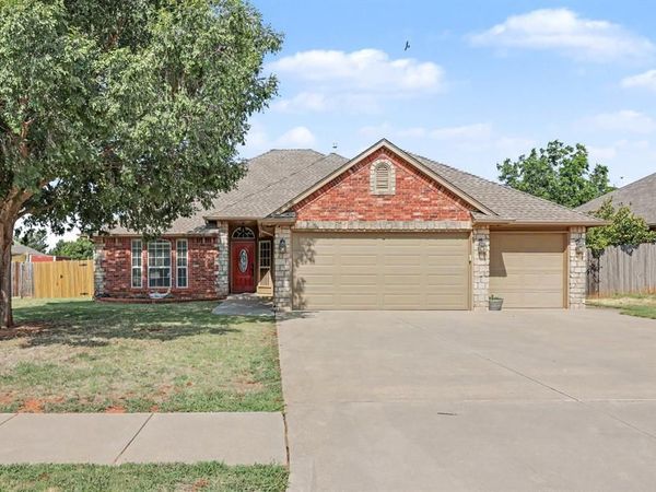 1125 S Oakey Drive, Mustang, OK 73064