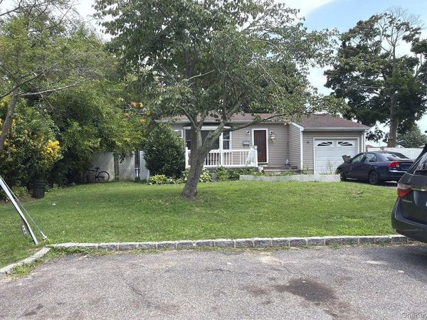 19 Chapman Place, Bay Shore, NY 11706