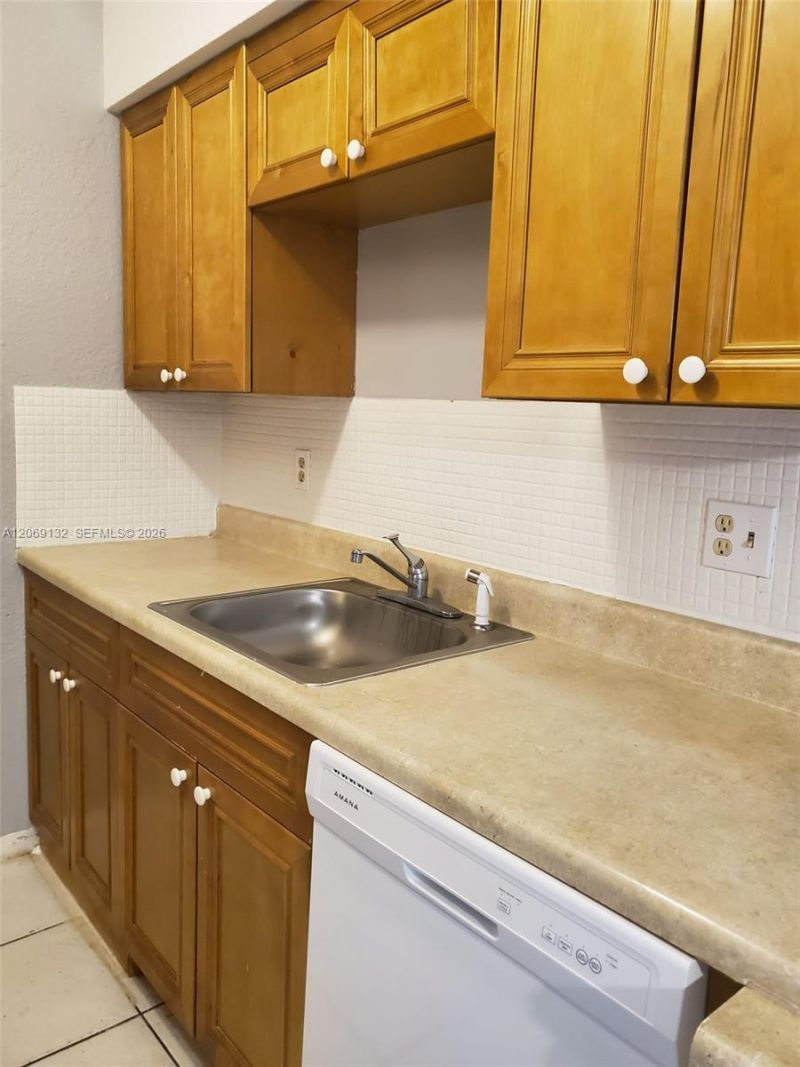 280 SW 11th Ave , Unit 18, Hallandale Beach, FL 33009 Photo