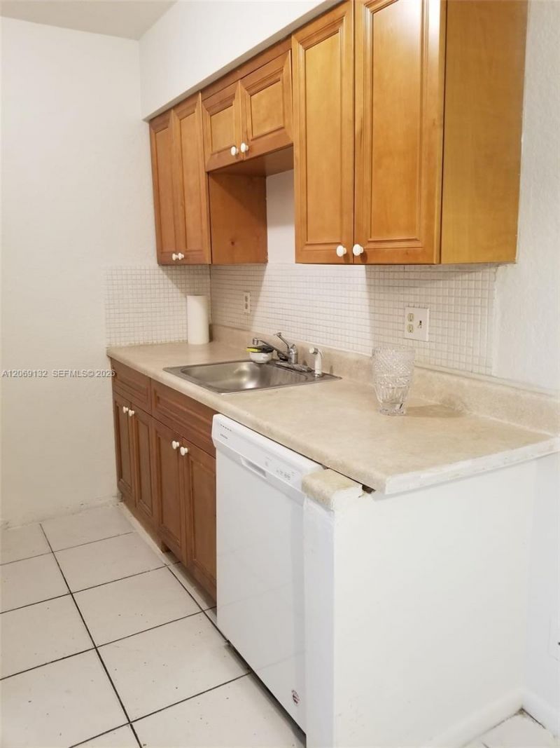 280 SW 11th Ave , Unit 18, Hallandale Beach, FL 33009 Photo
