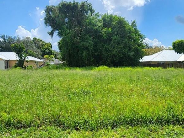 8247 SANDPINE Circle, Port St. Lucie, FL 34952