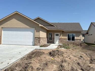 8992 E Joshua St, Bel Aire, KS 67226