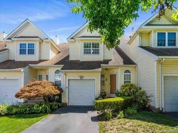 22 Apricot Court , Melville, NY 11747