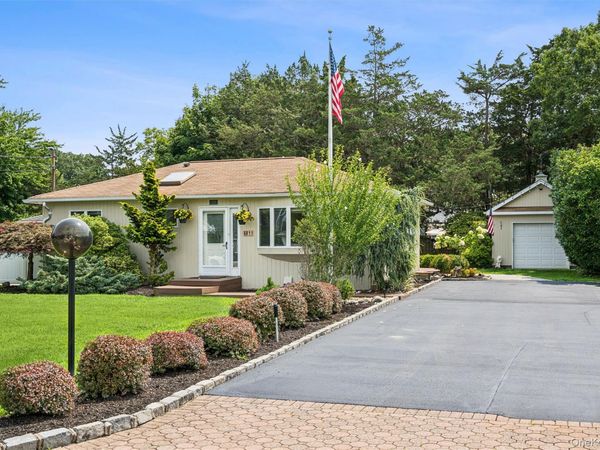 11 Bay Street, Center Moriches, NY 11934