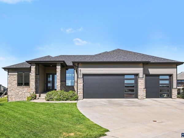 6701 E Spitfire Cir, Sioux Falls, SD 57110