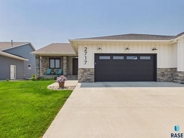 2717 W Oak Hill Dr, Sioux Falls, SD 57108