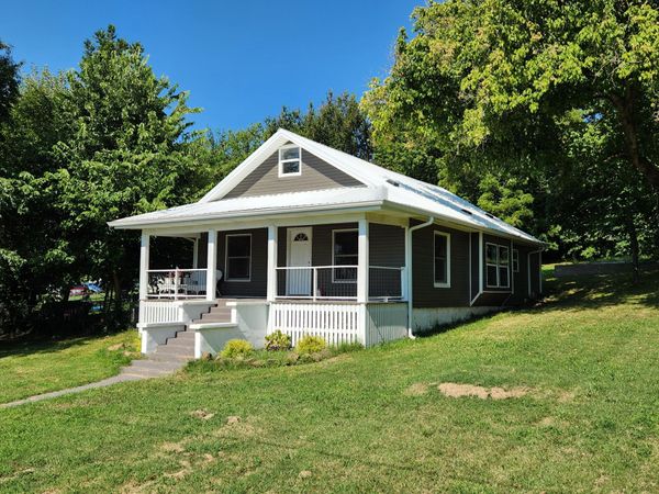 106 Mountain Street , Cassville, MO 65625