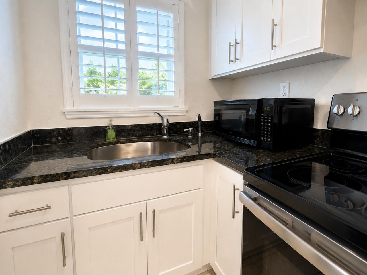 1900 NE 8th Court, Unit 204, Fort Lauderdale, FL 33304 Photo
