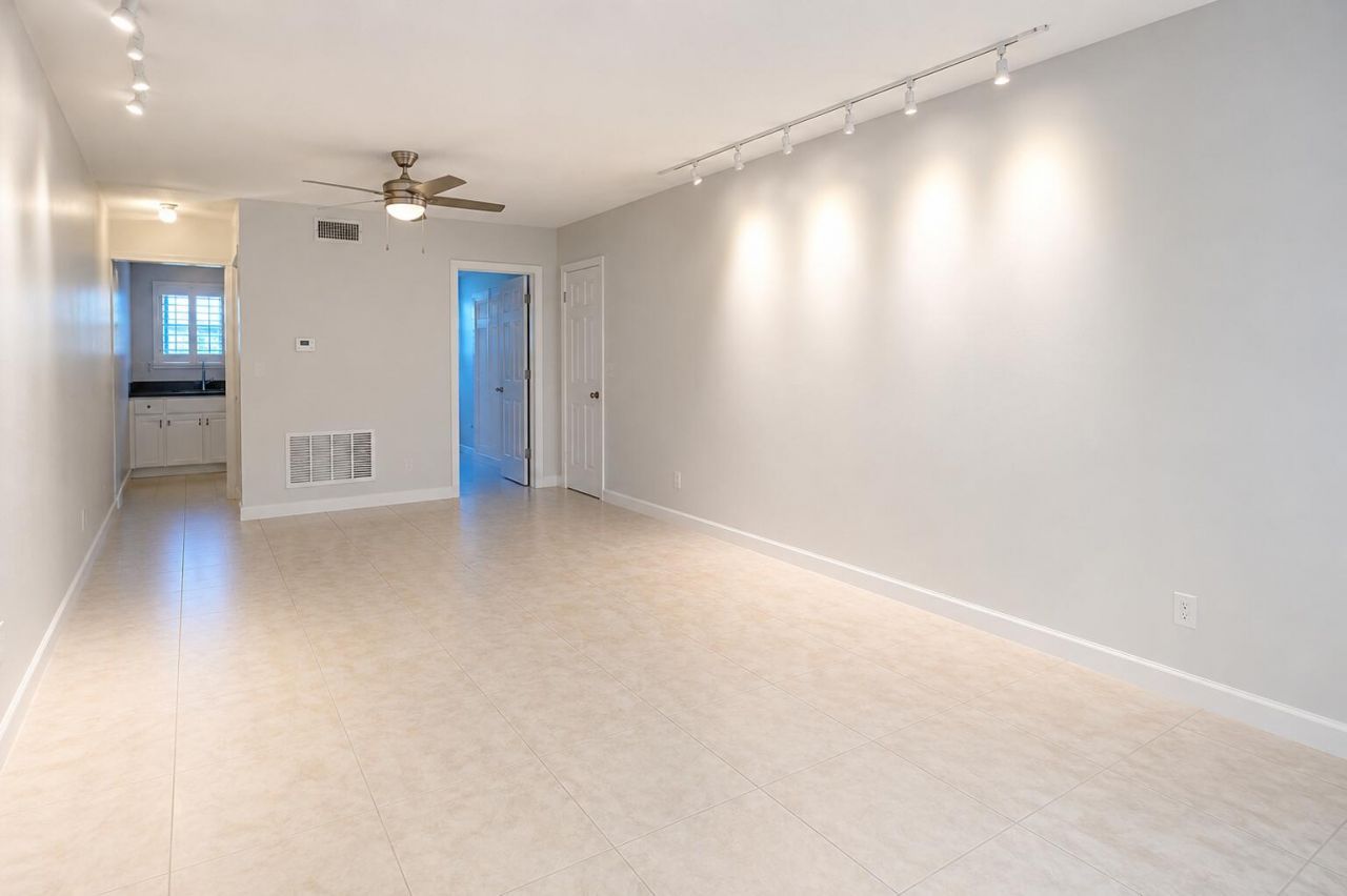 1900 NE 8th Court, Unit 204, Fort Lauderdale, FL 33304 Photo
