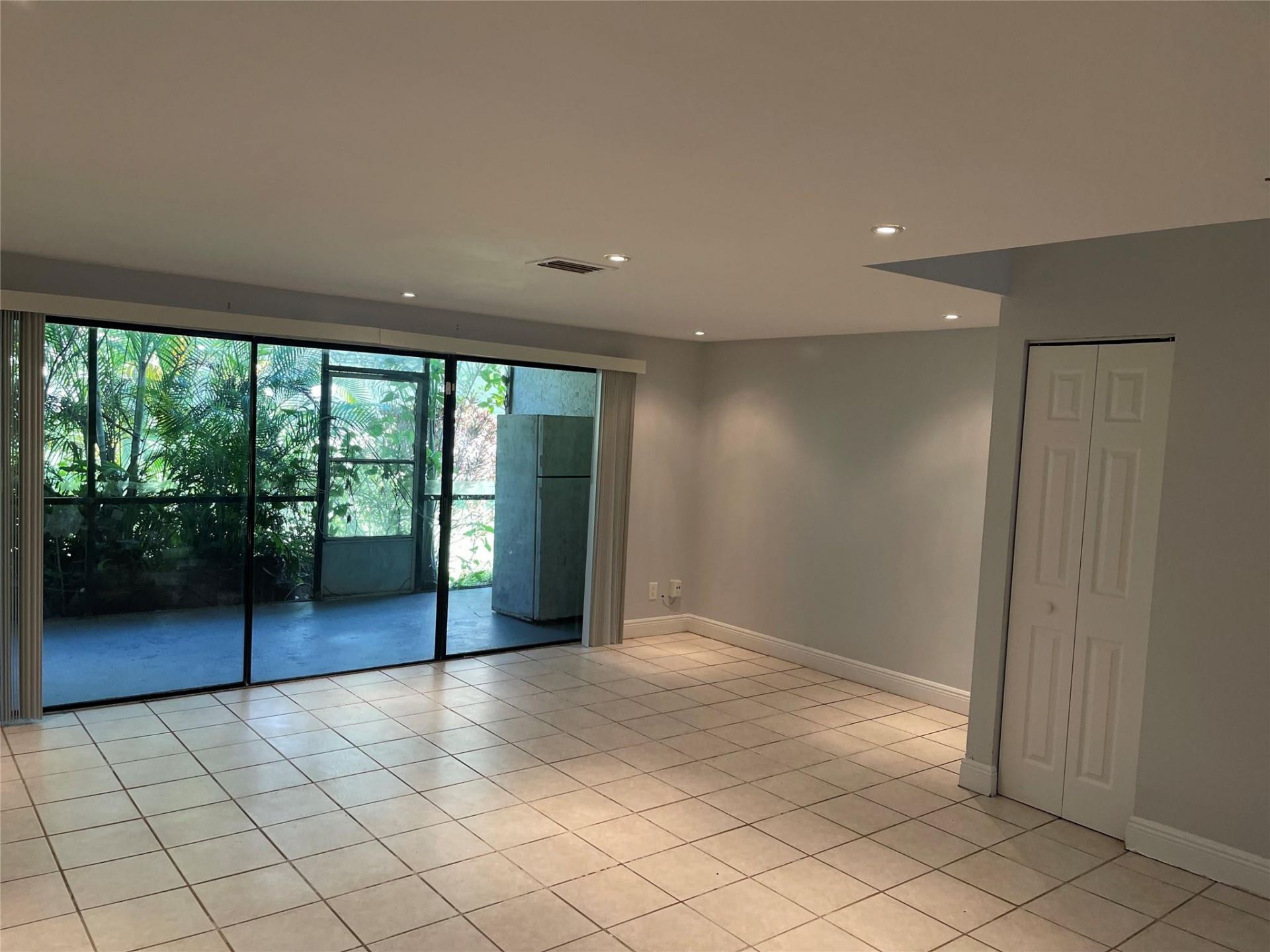 8843 Springtree Lakes Drive, Sunrise, FL 33351 Photo
