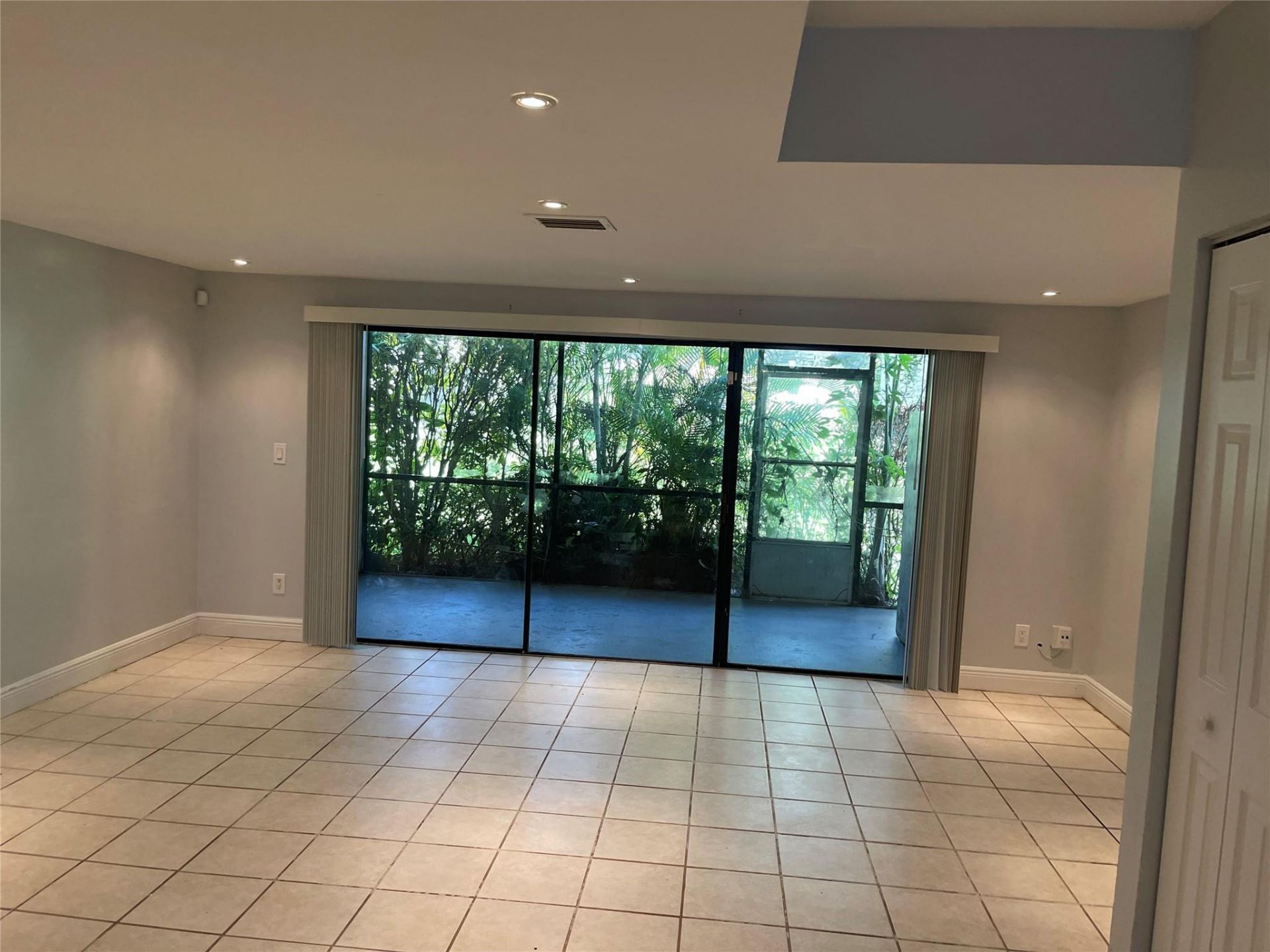 8843 Springtree Lakes Drive, Sunrise, FL 33351 Photo