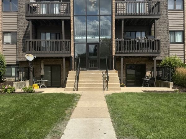 1424 Stonebridge Circle, Unit 12, Wheaton, IL 60189