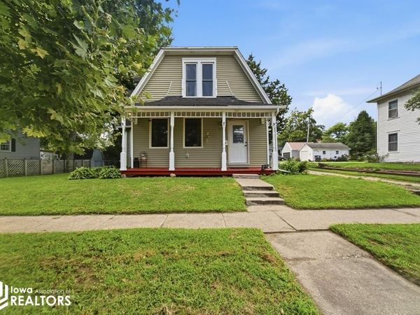 610 2Nd Avenue E, Oskaloosa, IA 52577